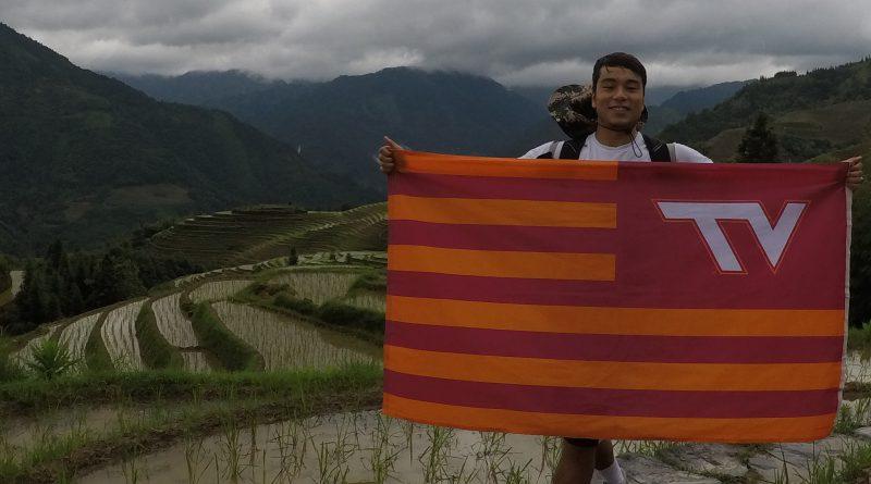 Matt Krusiec在中国拿着VT的旗帜